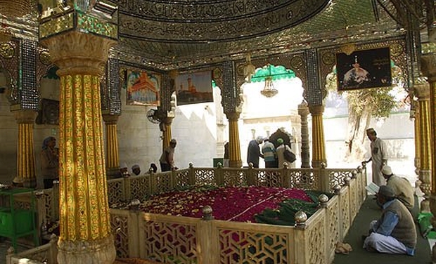Khwaja Qutbuddin Bakhtiar Kaki Dargah in Mehrauli Khwaja Qutbuddin Bakhtiar Kaki Dargah in Mehrauli
